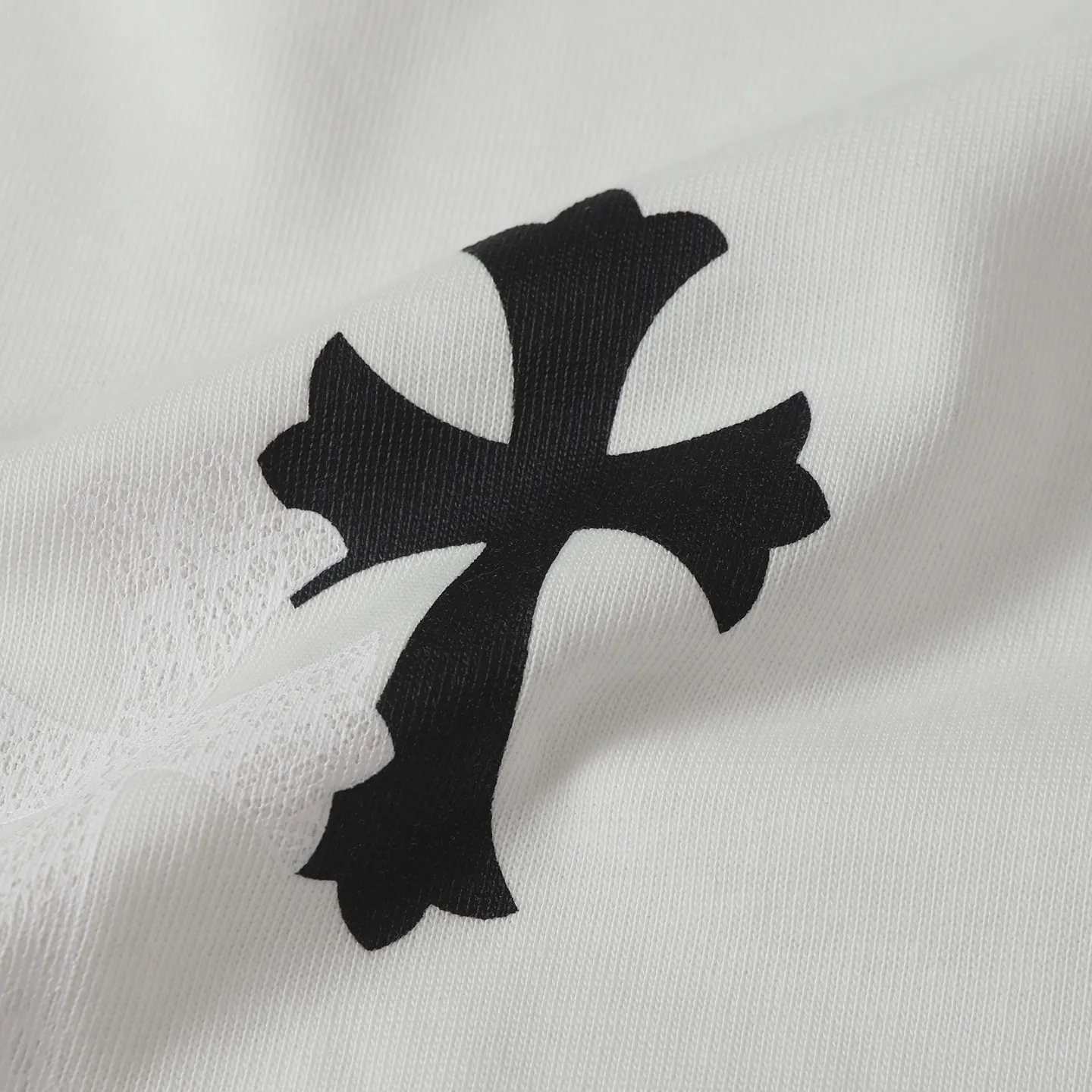 🅿️170 Chrome Hearts/Chrome Hearts 25ss cross printed short-sleeved T-shirt. Fabric 280g double yarn, 1*1 double yarn thread, soft and comfortable to the touch, no deformation, os dropped shoulders and loose version, same style for men and women. The loose version covers the flesh and looks slim but not attractive. Color: black/white Size: XS-L